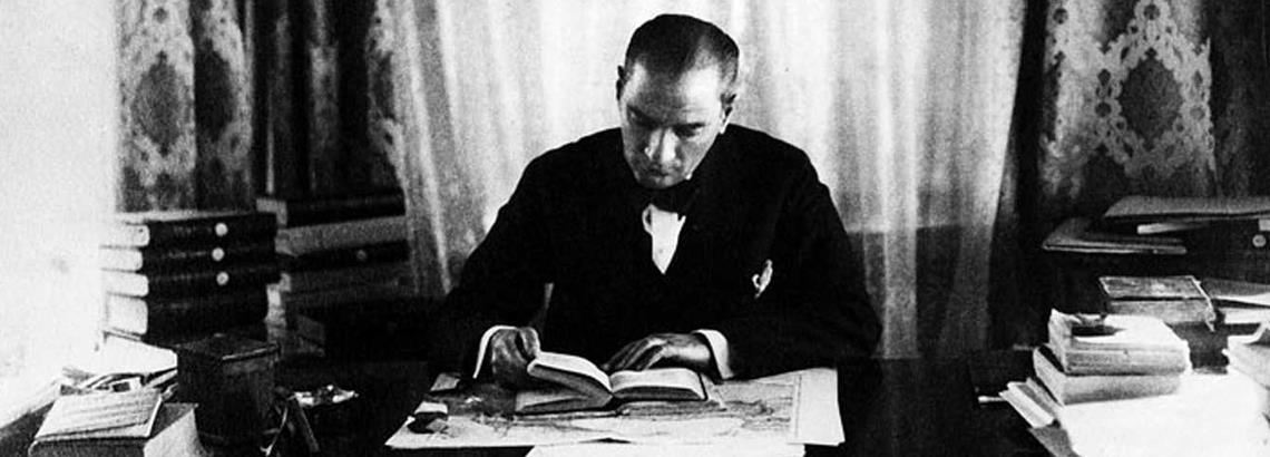 Ataturk kitap okuyor.png